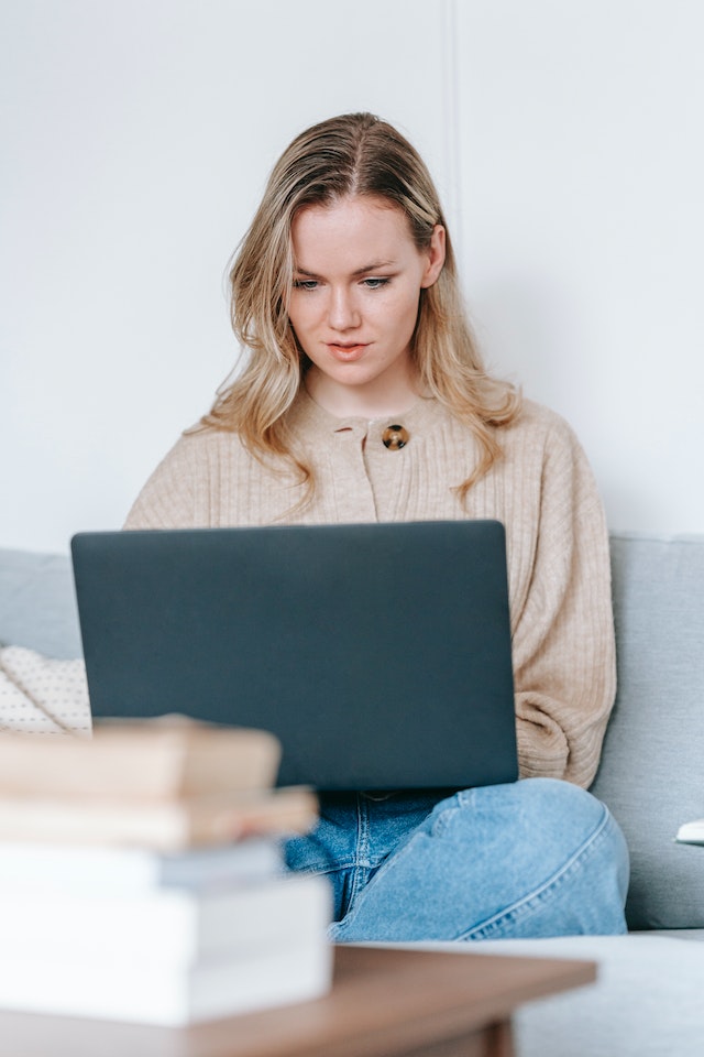 Frau bei der Online-Beratung zu Versicherungen.